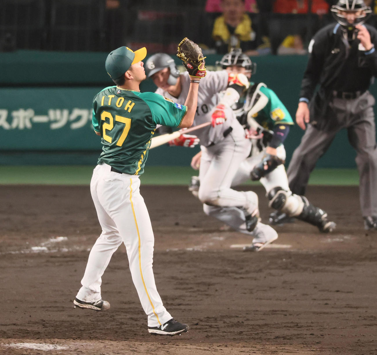 阪神対巨人　5回表巨人2死一塁、伊藤将は坂本の打球を捕球する（撮影・加藤哉）