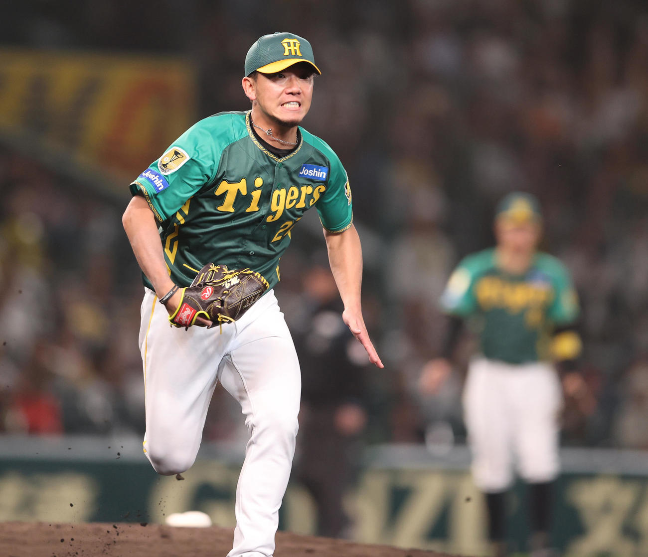 阪神対巨人　5回表巨人無死、伊藤将は佐々木の一ゴロで一塁のカバーに入る（撮影・上山淳一）