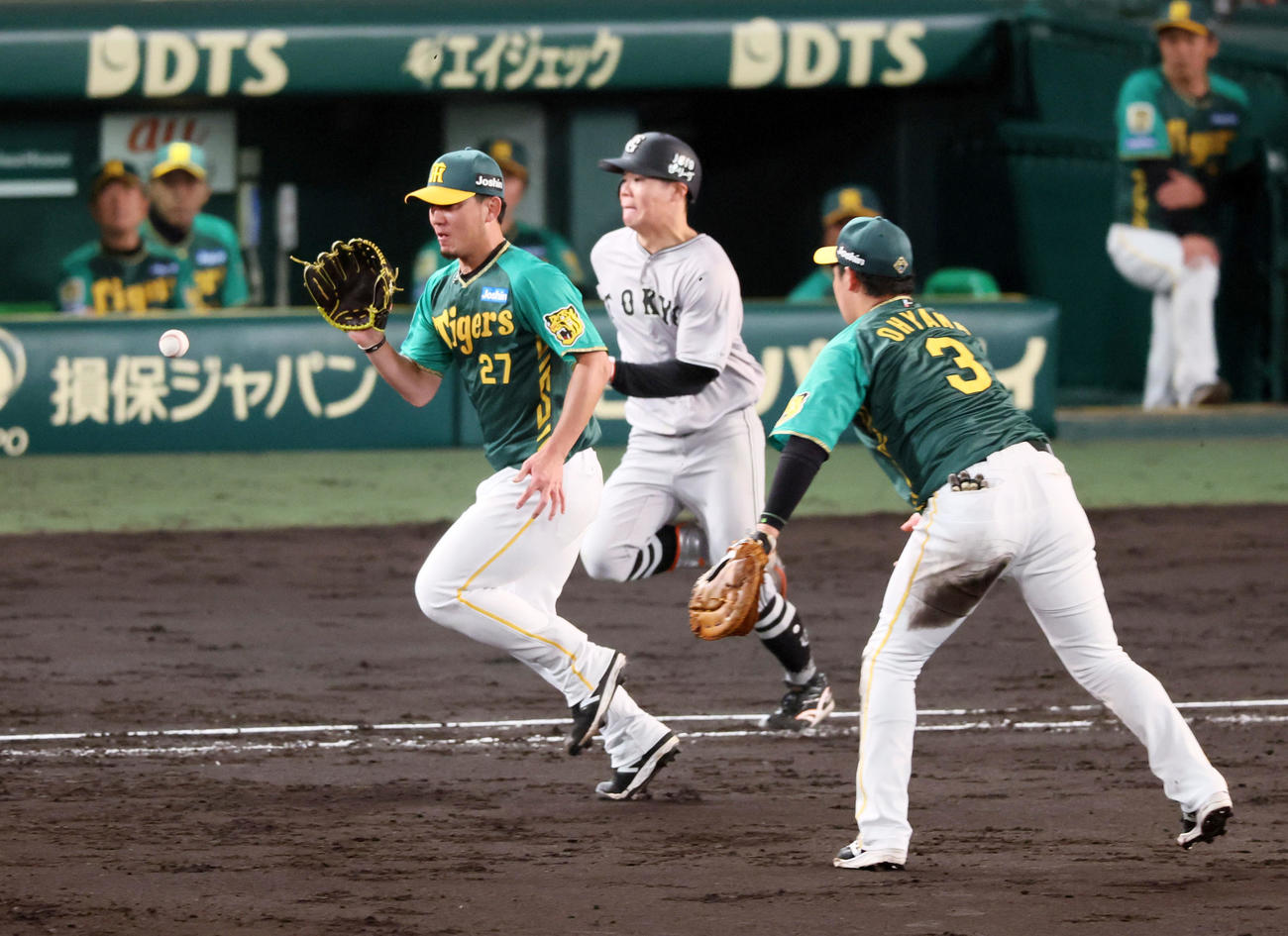 阪神対巨人　5回表巨人無死、伊藤将は佐々木の一ゴロでベースカバーに走る（撮影・加藤哉）