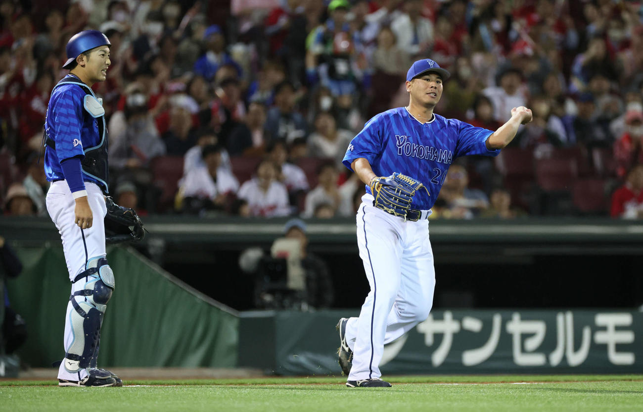 広島対DeNA　4回裏広島無死一、二塁、代打の二俣の送りバントで浜口（右）が送球できずセーフに。捕手は山本（撮影・加藤孝規）