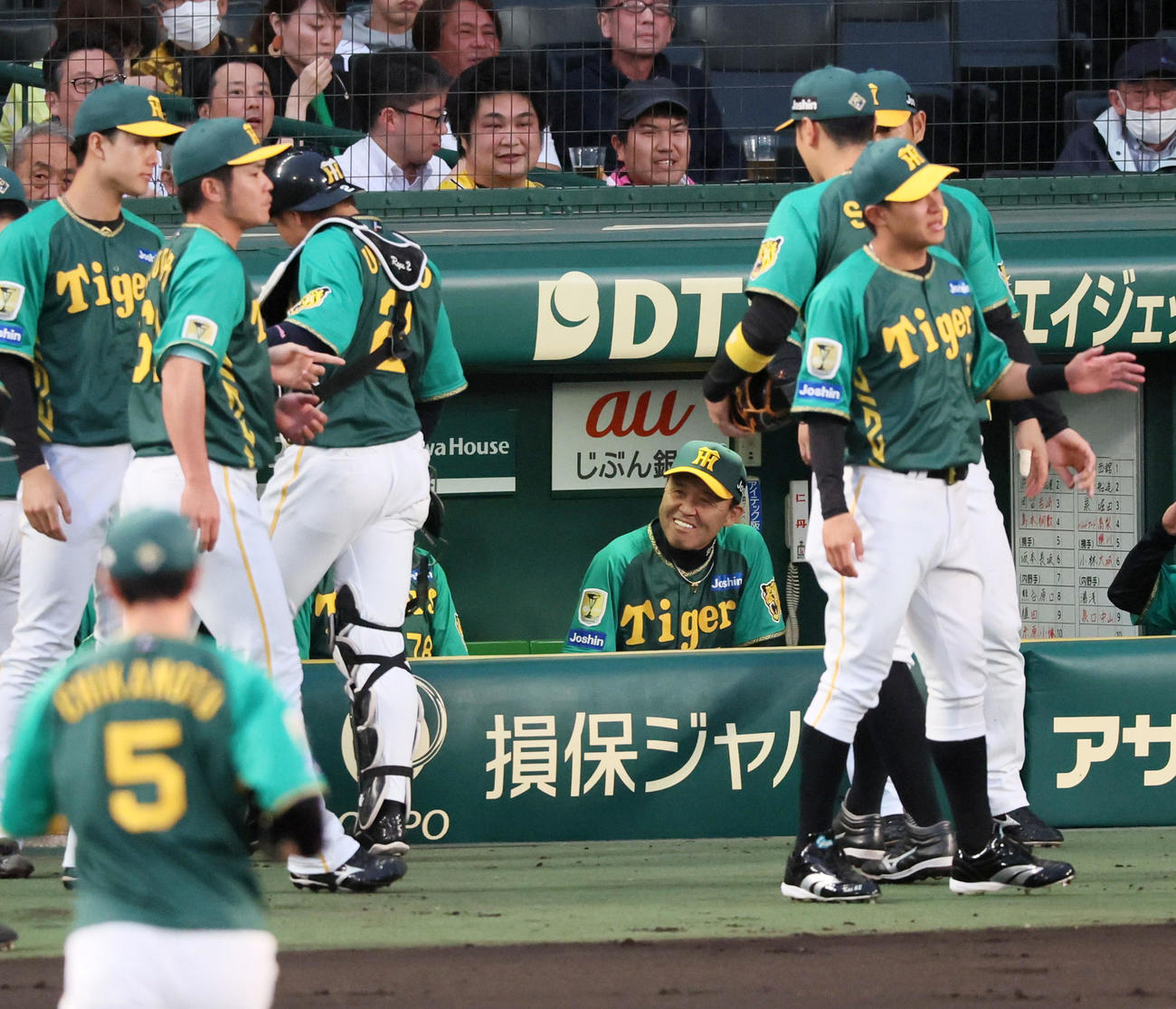 阪神対巨人　1回表を無失点で切り抜け、ベンチで笑顔を見せる岡田監督（撮影・加藤哉）
