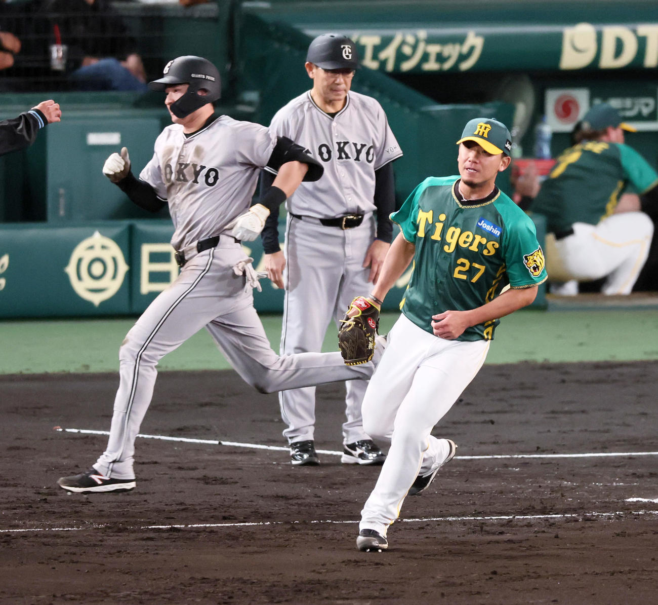 阪神対巨人　4回表巨人2死満塁、伊藤将は萩尾の一ゴロでベースカバーに入る（撮影・加藤哉）