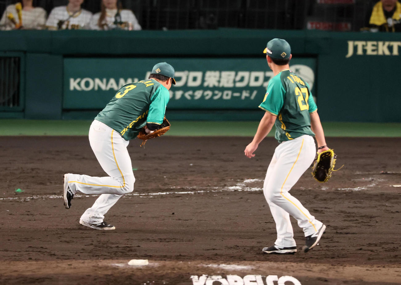阪神対巨人　4回表巨人無死一、二塁、大山（左）は岸田の犠打を捕球に出るがエラーを記録。右は伊藤将（撮影・加藤哉）