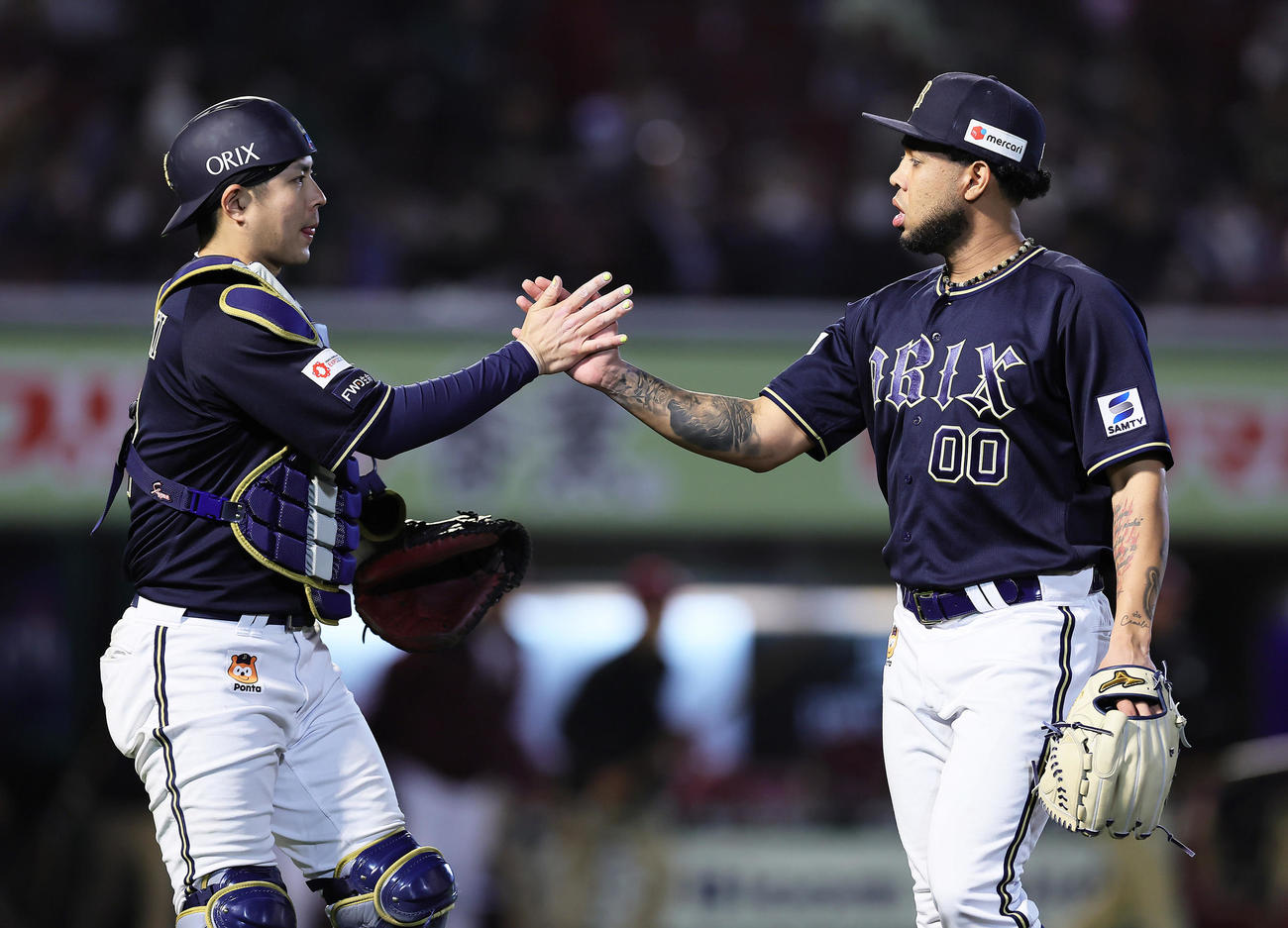楽天対オリックス　7回無失点のオリックス・エスピノーザ（右）は若月とタッチを交わす（撮影・足立雅史）