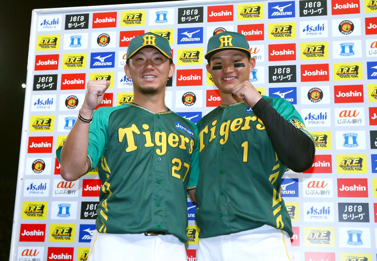 阪神対巨人　ヒーローインタビュー後、笑顔で記念撮影する阪神伊藤将（左）と森下（撮影・上山淳一）