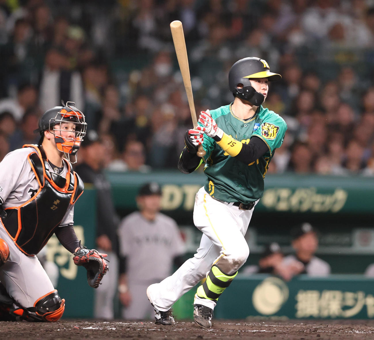阪神対巨人　3回裏阪神2死一塁、中野は右前打を放つ（撮影・上山淳一）