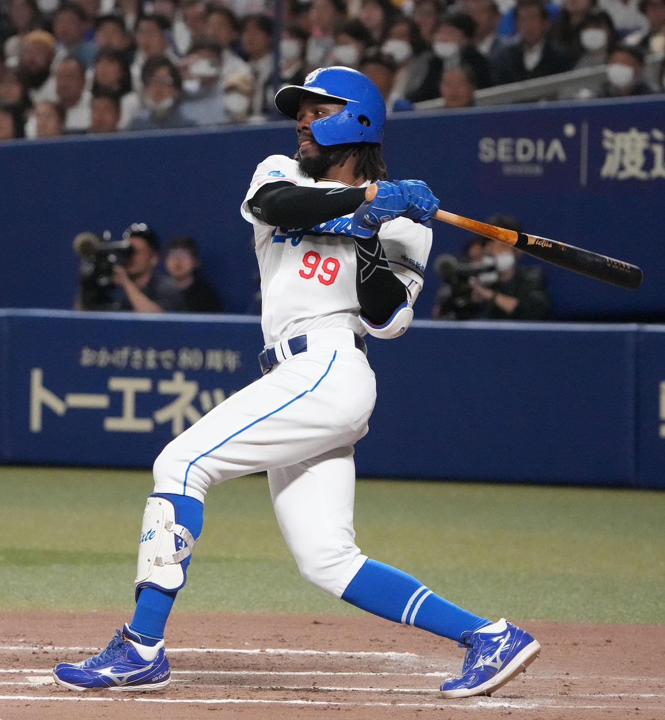 中日対ヤクルト　6回裏中日2死二、三塁、左前2点適時打を放つカリステ（撮影・森本幸一）