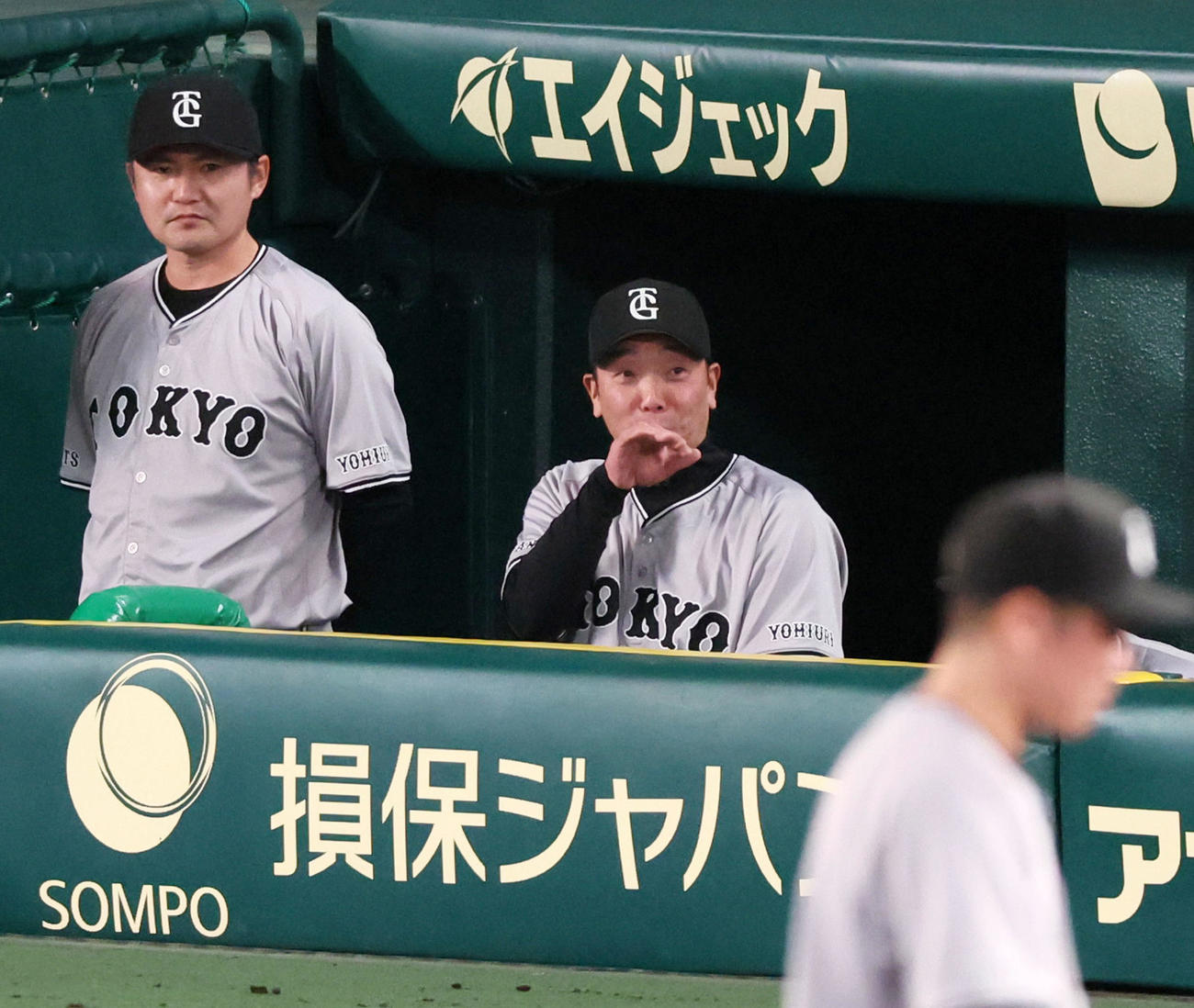 阪神対巨人　7回裏阪神1死、前川の代打ノイジーのところで「申告敬遠…」と場内アナウンス。場内がざわついたが即座に訂正が入り阿部監督はジャスチャーを交え周囲に説明（撮影・加藤哉）