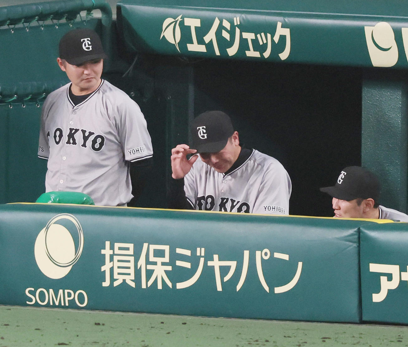 阪神対巨人　7回裏阪神1死、前川の代打ノイジーのところで「申告敬遠…」と場内アナウンス。場内がざわついたが即座に訂正が入り阿部監督はジャスチャーを交え周囲に説明（撮影・加藤哉）