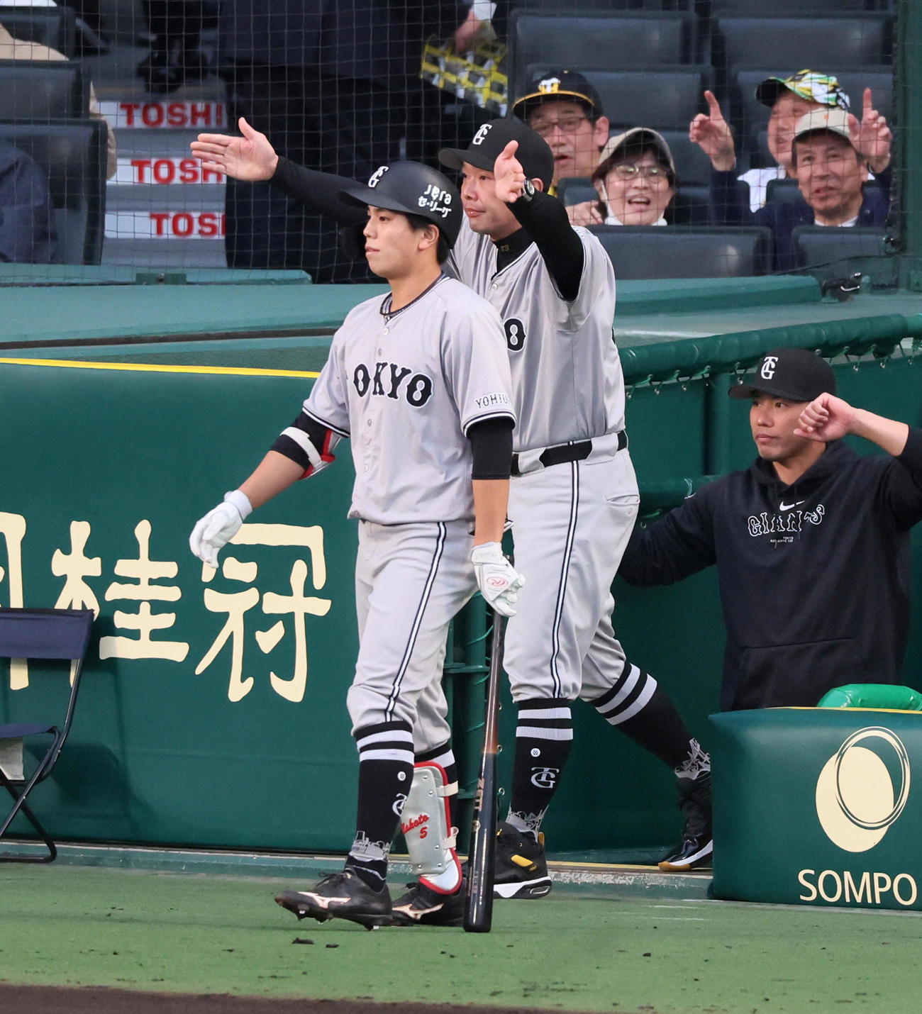 阪神対巨人　1回表巨人無死、萩尾の一塁判定にリクエストする阿部監督（撮影・加藤哉）