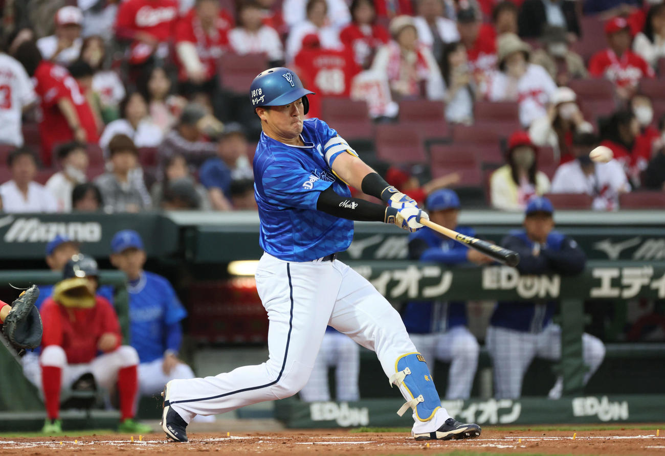 広島対DeNA 2回表DeNA無死、牧は左越え先制ソロ本塁打を放つ（撮影・加藤孝規）