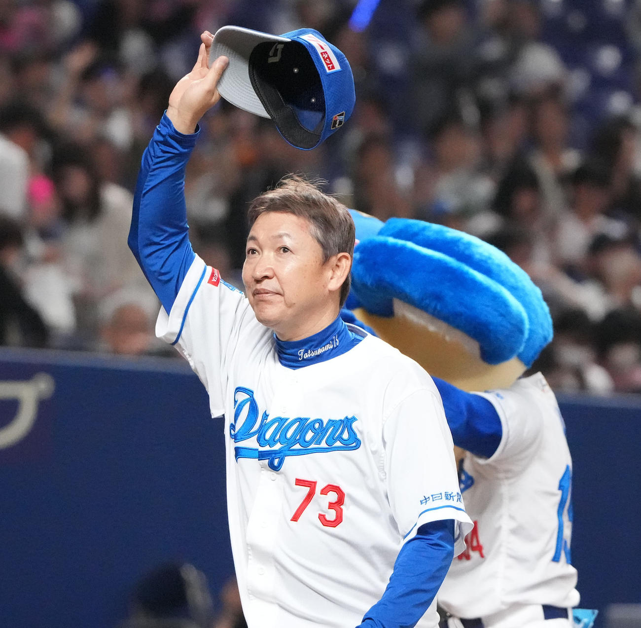 中日対ヤクルト　スタンドのファンにあいさつをする立浪監督（撮影・森本幸一）
