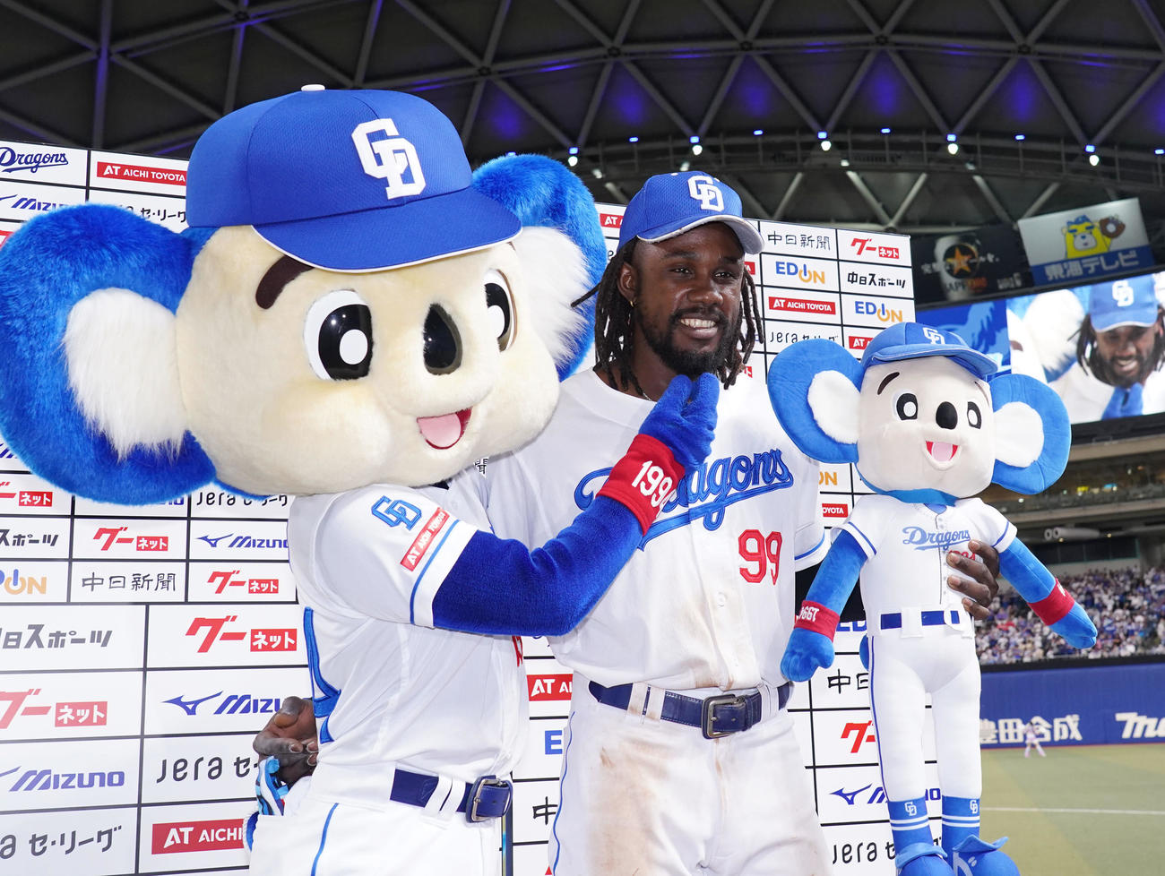 中日対ヤクルト　ヒーローインタビューを終えドアラとポーズを決めるカリステ（撮影・森本幸一）