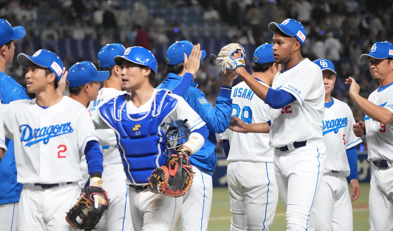 中日対ヤクルト　勝利に喜ぶ中日ナイン（撮影・森本幸一）