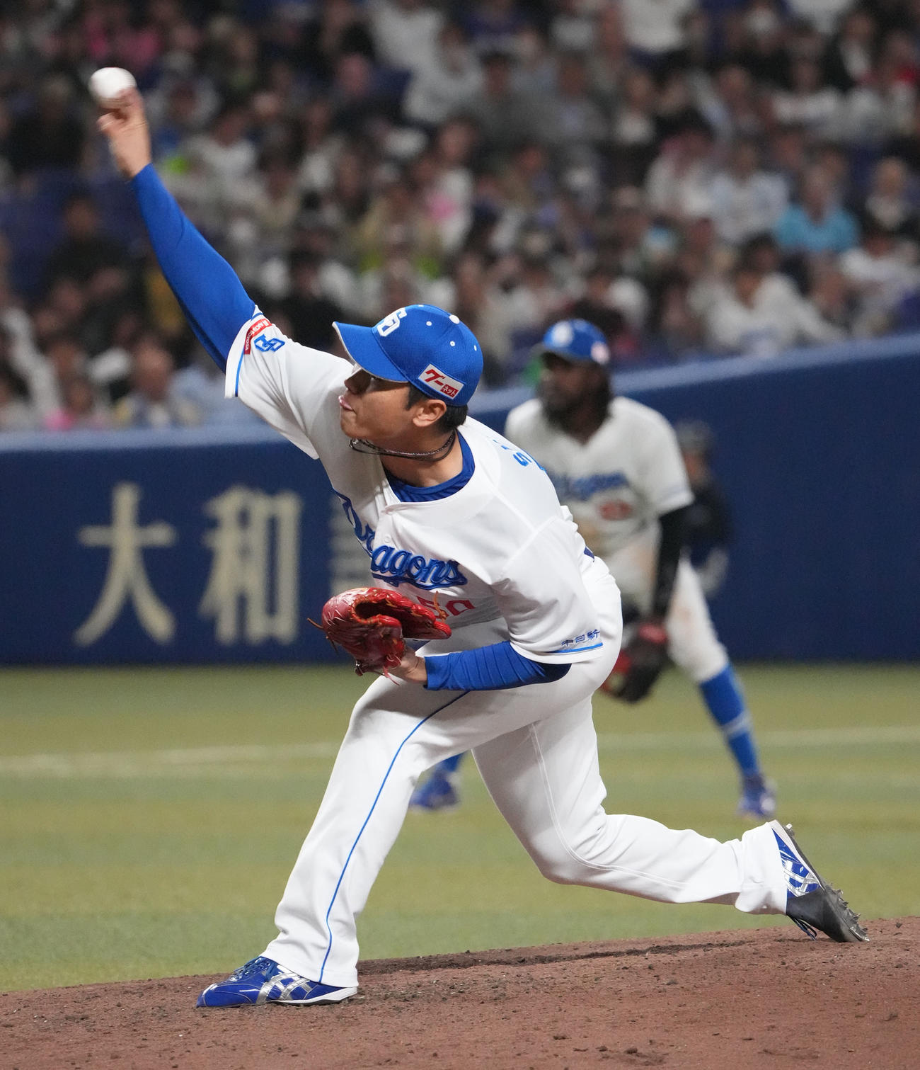 中日対ヤクルト　7回表、中日2番手で登板する清水（撮影・森本幸一）