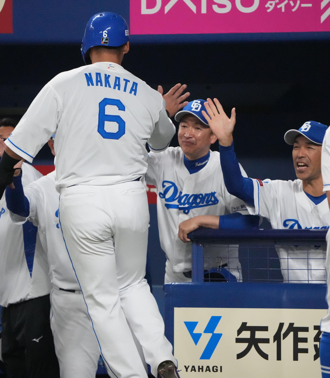 中日対ヤクルト　6回裏中日2死二、三塁、カリステの左前2点適時打で生還した中田（左）を迎える立浪監督（中央）（撮影・森本幸一）