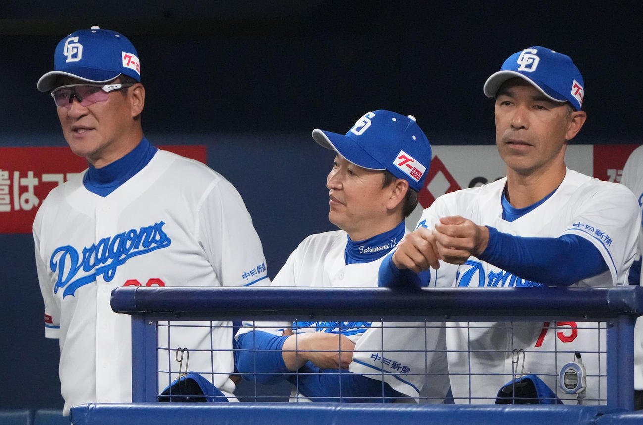 中日対ヤクルト　4回裏、ベンチで腕を組む立浪監督（中央）（撮影・森本幸一）
