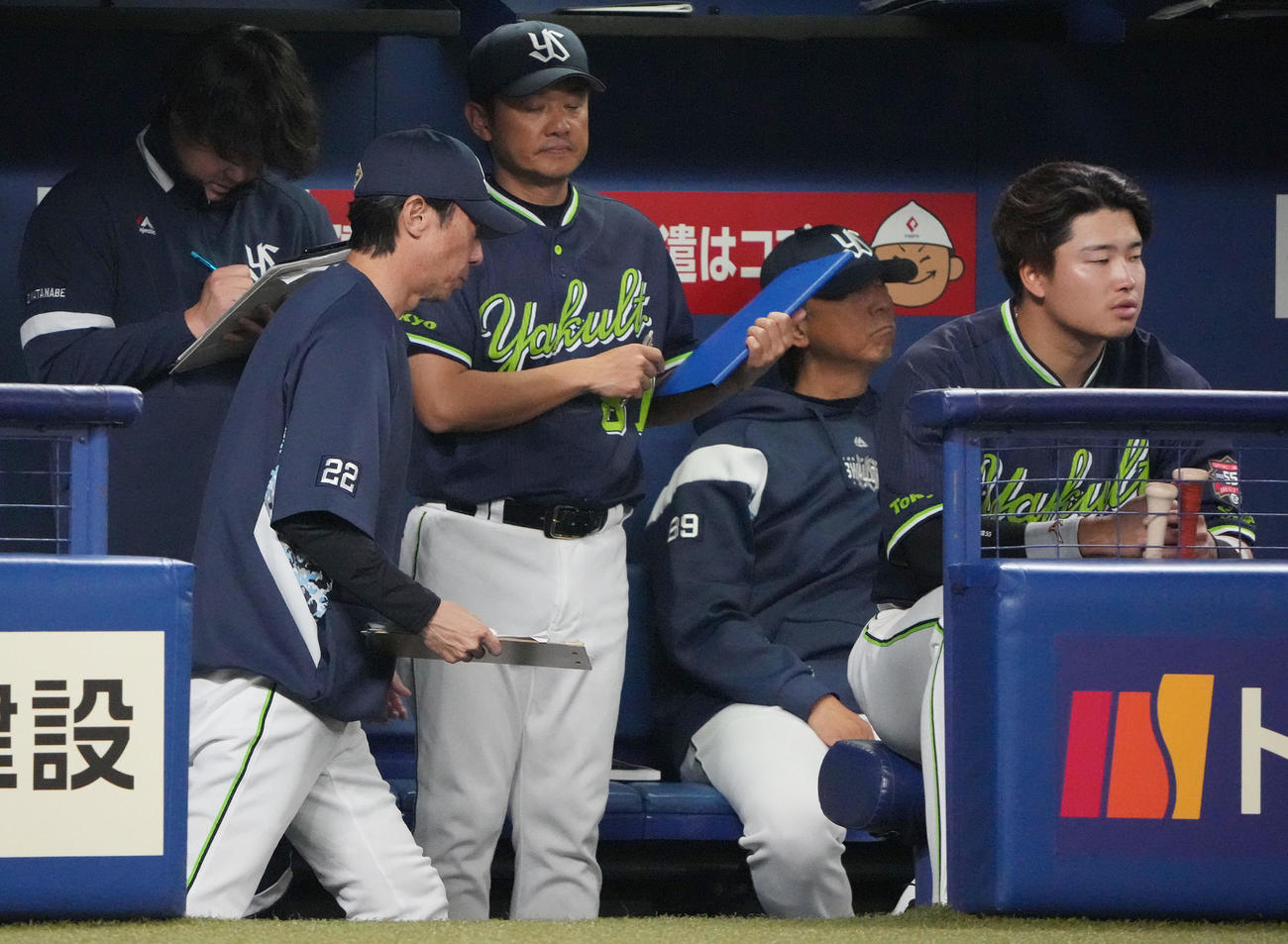 中日対ヤクルト　試合終了、足早に引き揚げるヤクルト高津監督（手前・左）（撮影・森本幸一）