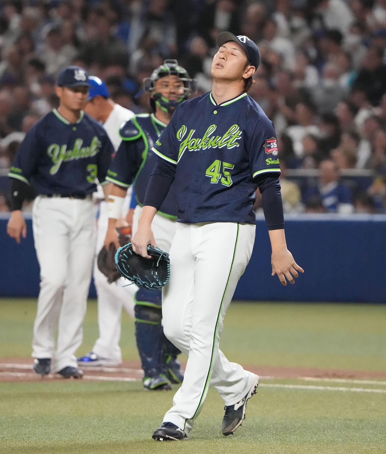 中日対ヤクルト　6回裏中日2死二、三塁、カリステに左前2点適時打を打たれガックリの小沢（撮影・森本幸一）