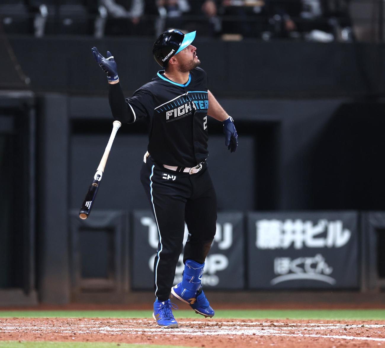 日本ハム対ソフトバンク　11回裏日本ハム2死一塁、左越え2点本塁打を放つマルティネス（撮影・黒川智章）