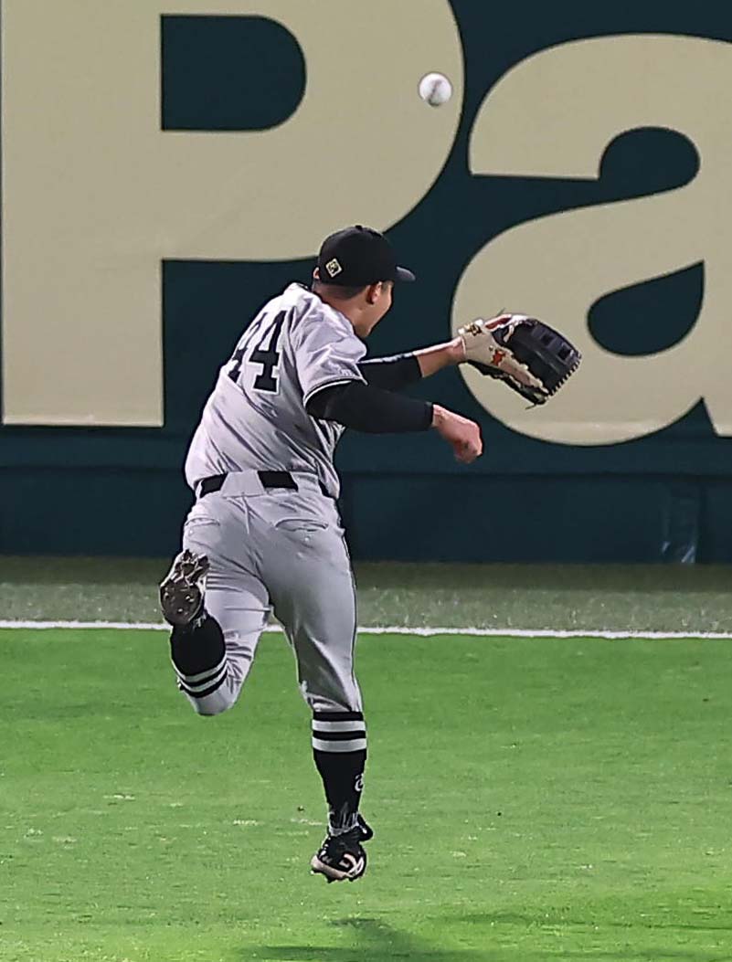 阪神対巨人　3回裏阪神2死一、二塁、佐々木は森下の打球を追うが先制2点適時二塁打となる（撮影・上田博志）