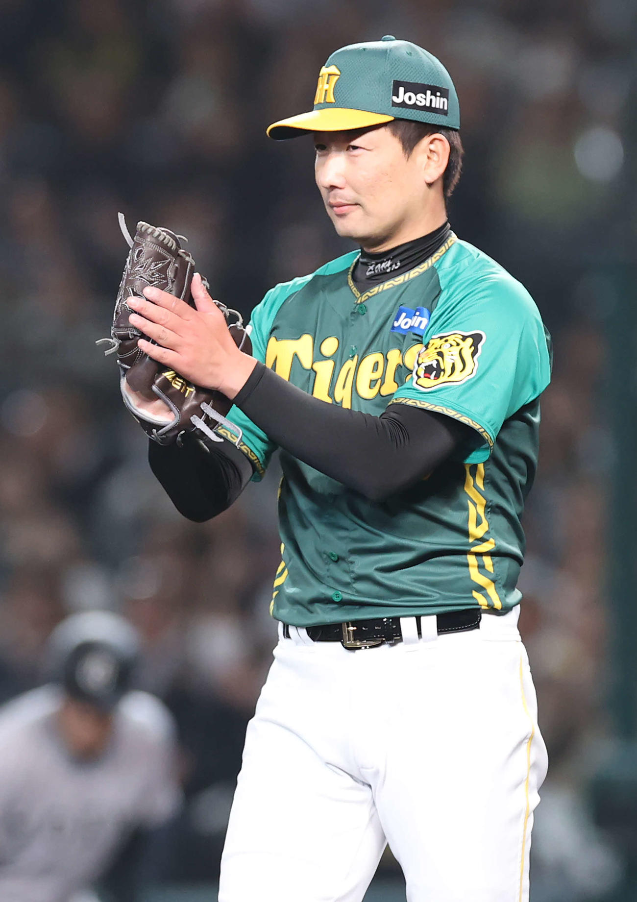 阪神対巨人　8回表巨人2死一塁、吉川を三ゴロに仕留めグラブをたたく岩崎（撮影・河野匠）