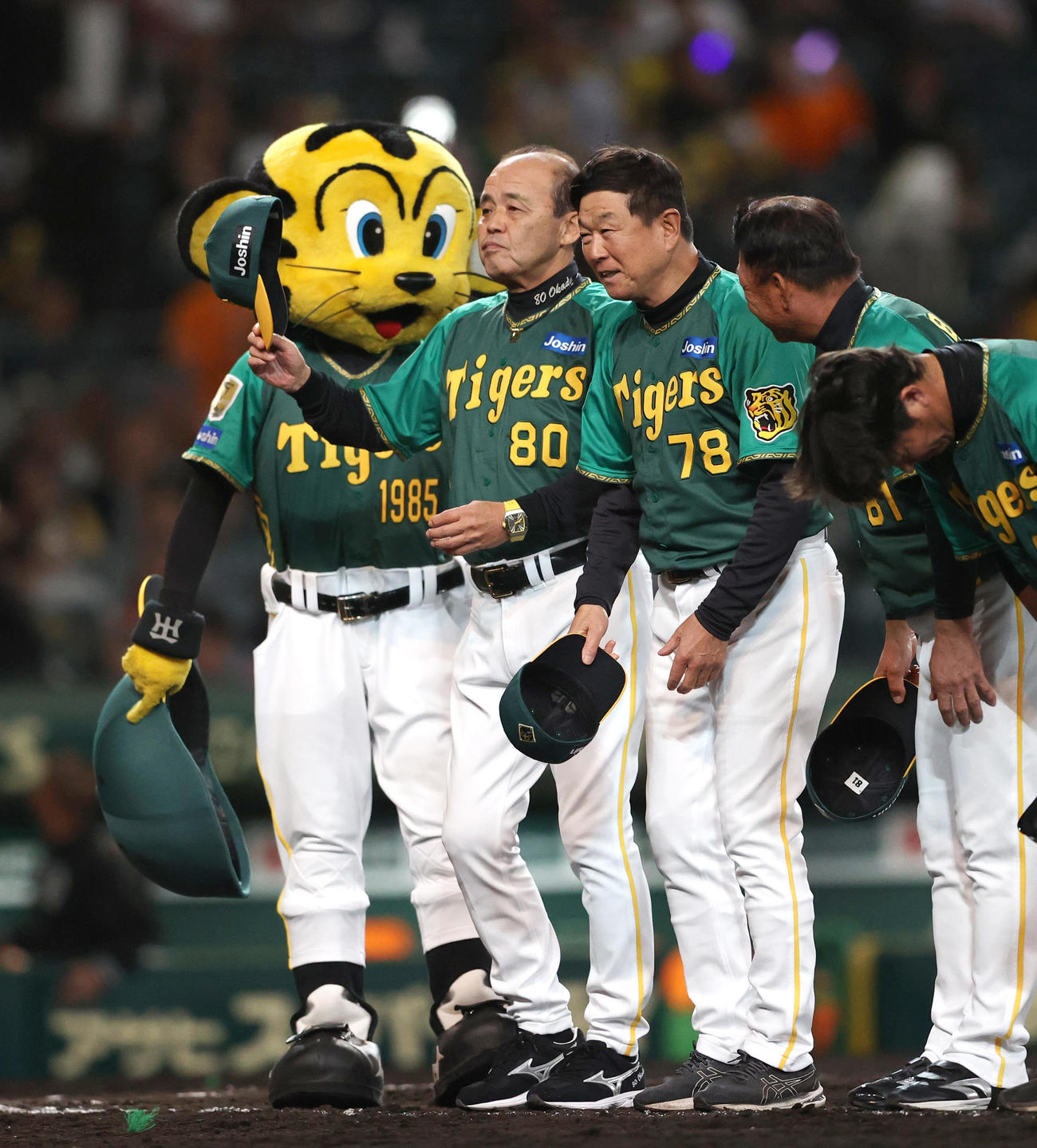 阪神対巨人　阪神岡田監督（左）は巨人に勝利しファンにあいさつする（撮影・上山淳一）