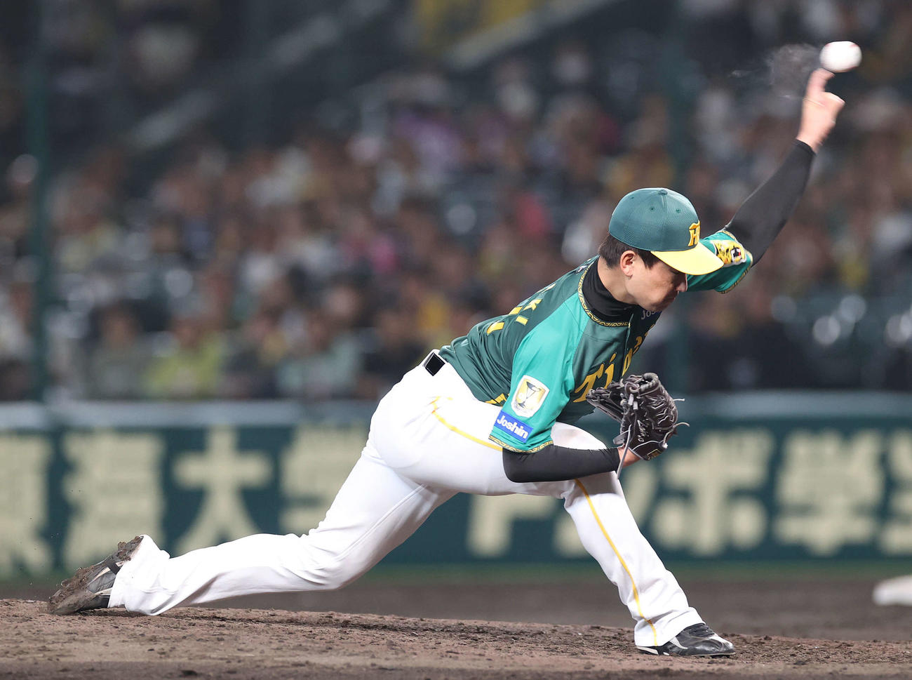 阪神対巨人　8回表に阪神3番手で登板した岩崎（撮影・河野匠）