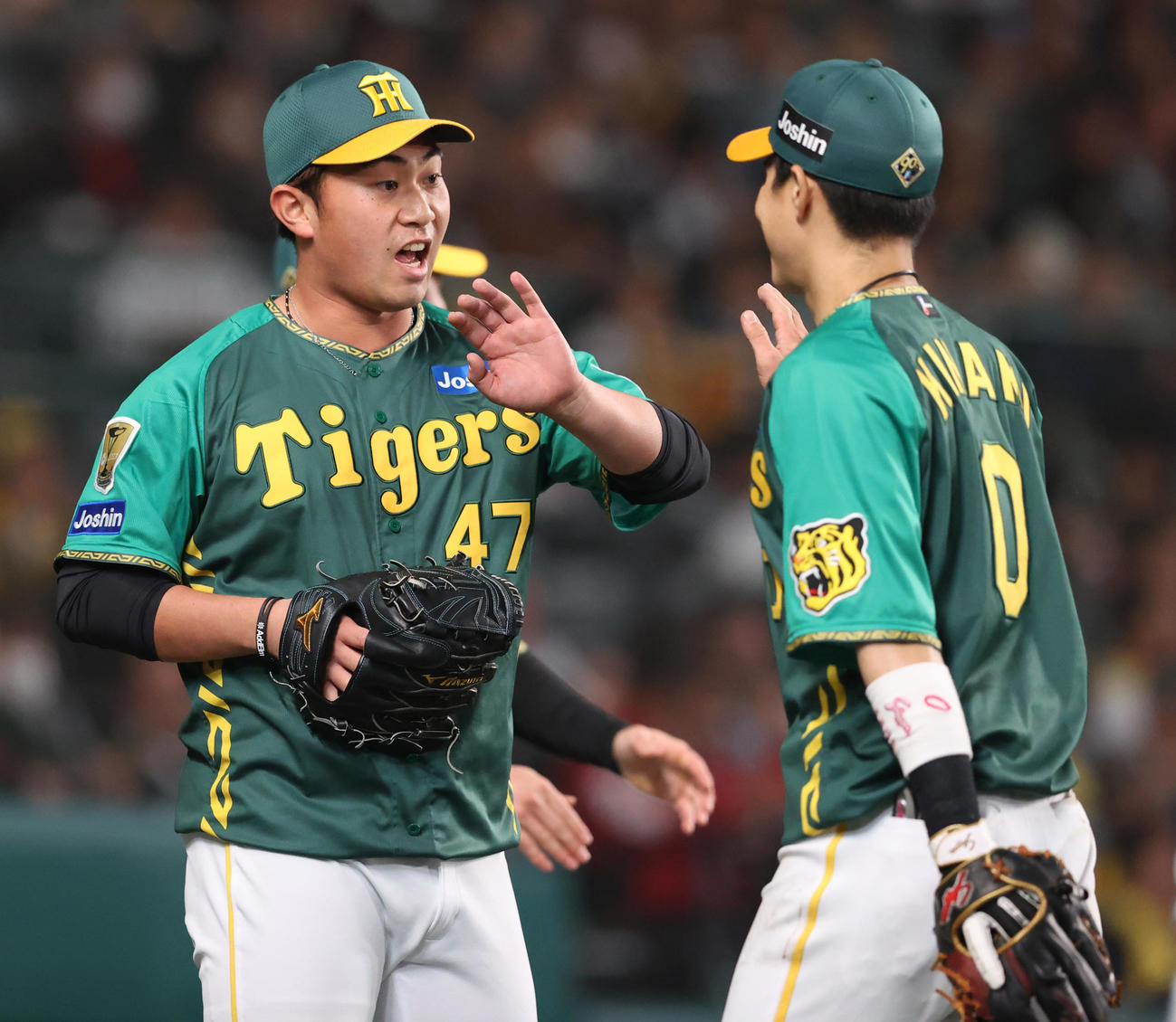 阪神対巨人　7回に登板した阪神桐敷（左）は無失点に終えベンチ前で木浪とハイタッチをかわす（撮影・上山淳一）