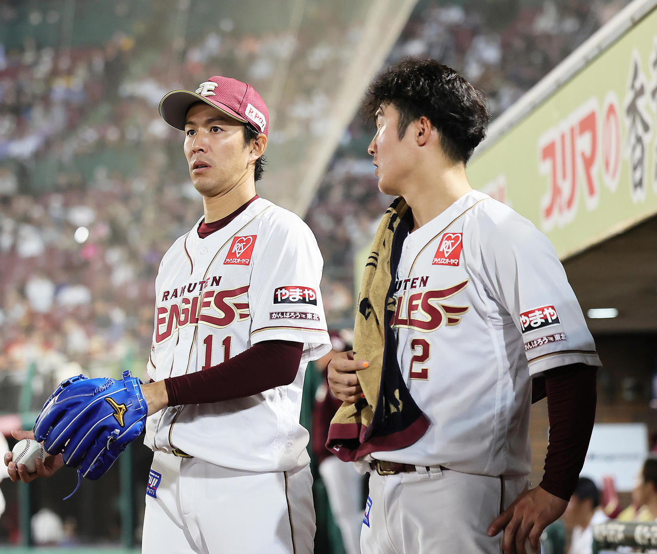 楽天対オリックス　ベンチ前で投球練習する楽天岸（左）と会話を交わす捕手太田（撮影・足立雅史）