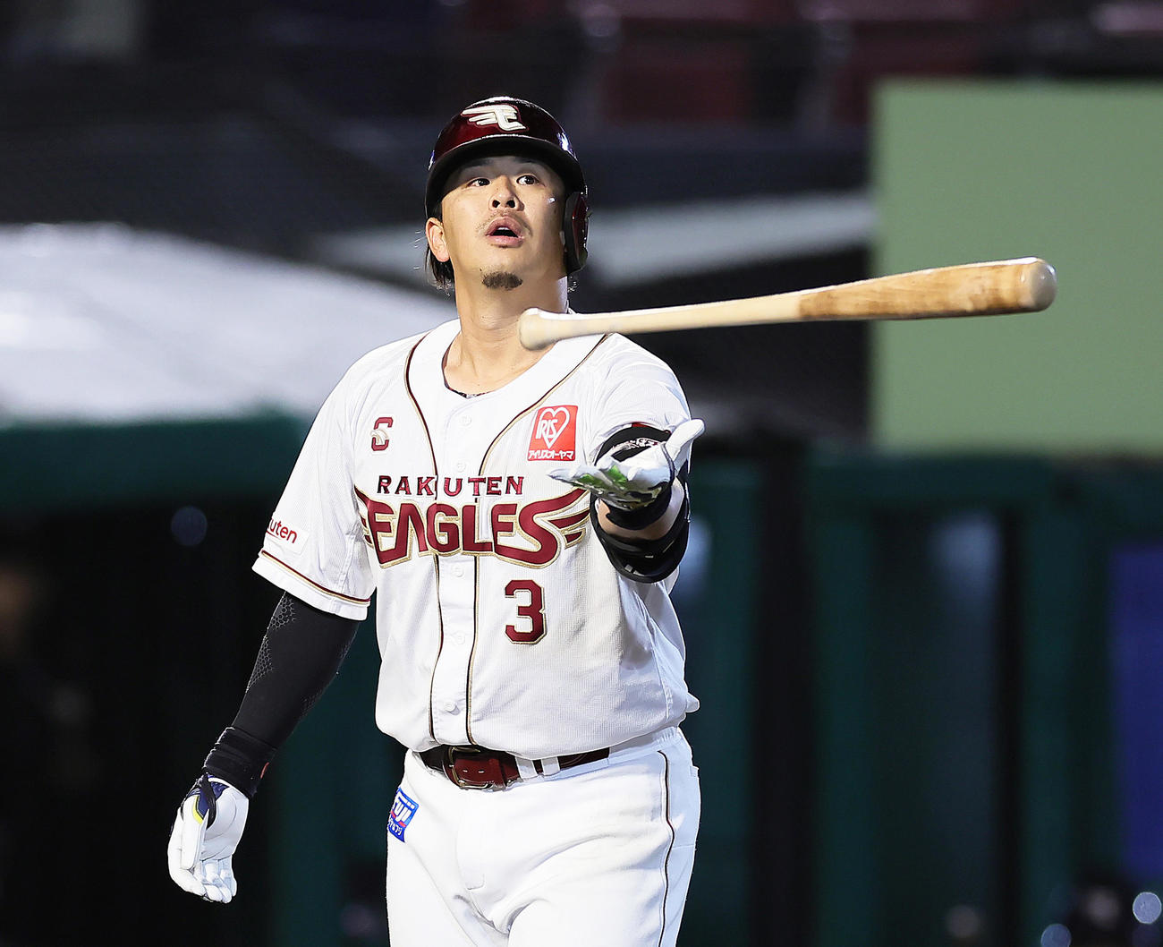 楽天対オリックス　9回裏楽天1死、浅村は空振り三振に倒れバットを投げる（撮影・足立雅史）