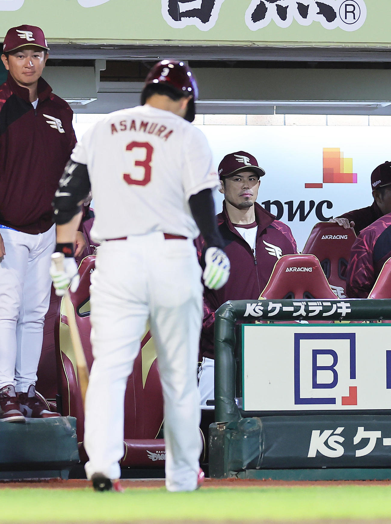 楽天対オリックス　9回裏楽天1死、空振り三振に倒れた浅村（手前）を厳しい表情で見つめる今江監督（右）（撮影・足立雅史）