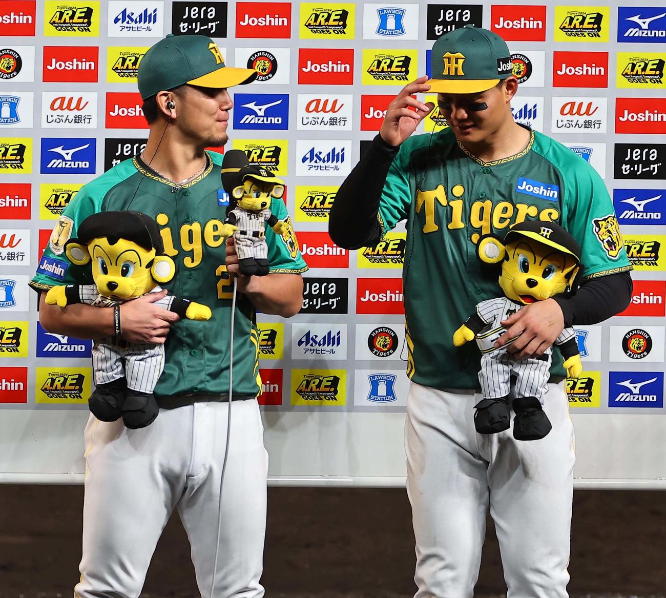 阪神対巨人　2勝目を挙げた伊藤将（左）は決勝打を放った森下にお礼を言う（撮影・上田博志）