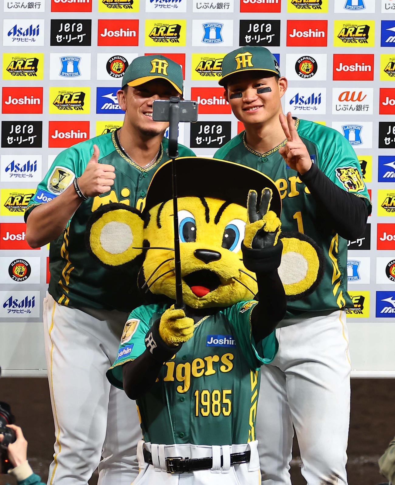 阪神対巨人　トラッキーと記念撮影をする伊藤将（左）と森下（撮影・上田博志）