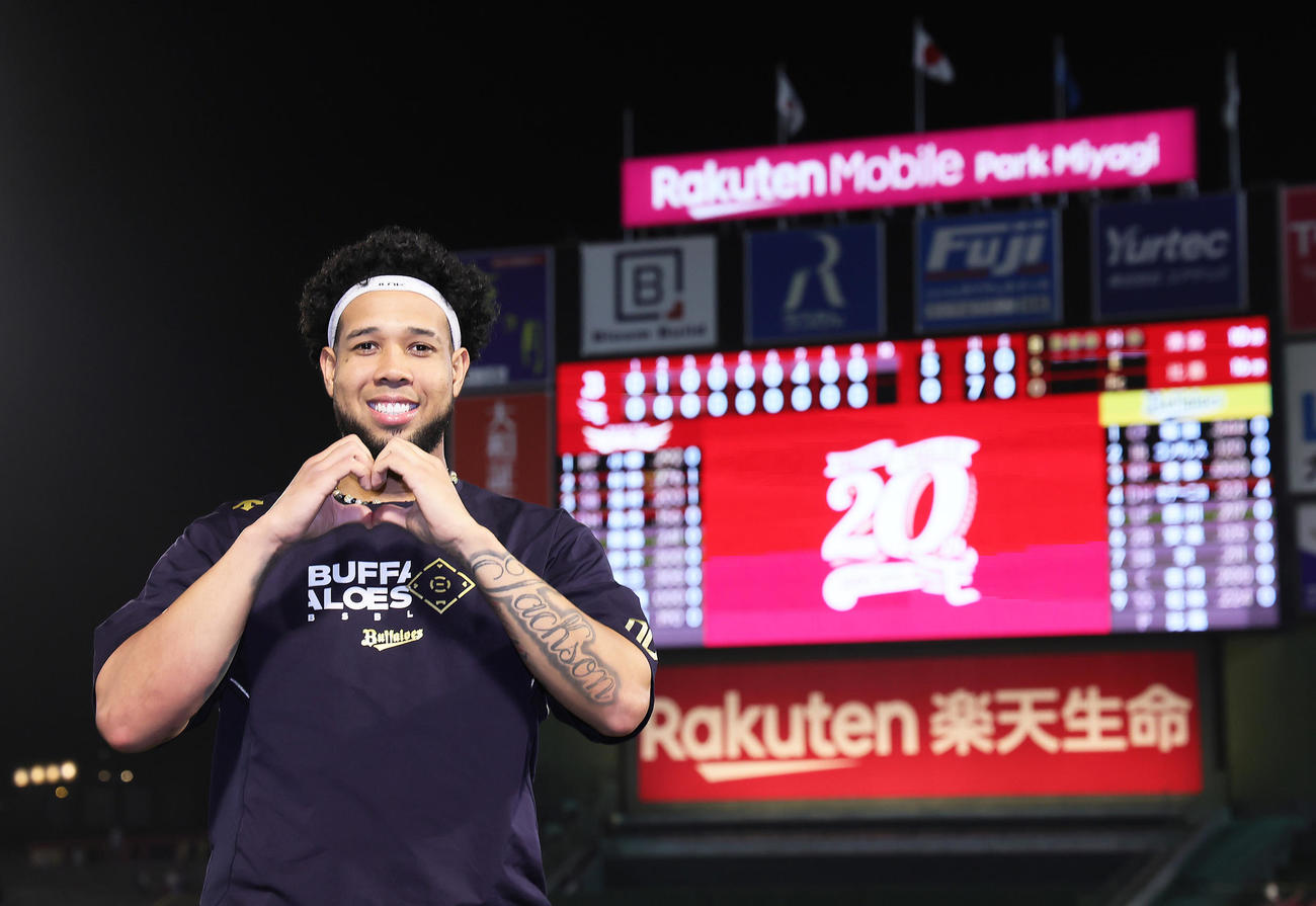楽天対オリックス　今季3勝目を挙げ、笑顔でハートマークを作るオリックスのエスピノーザ（撮影・足立雅史）