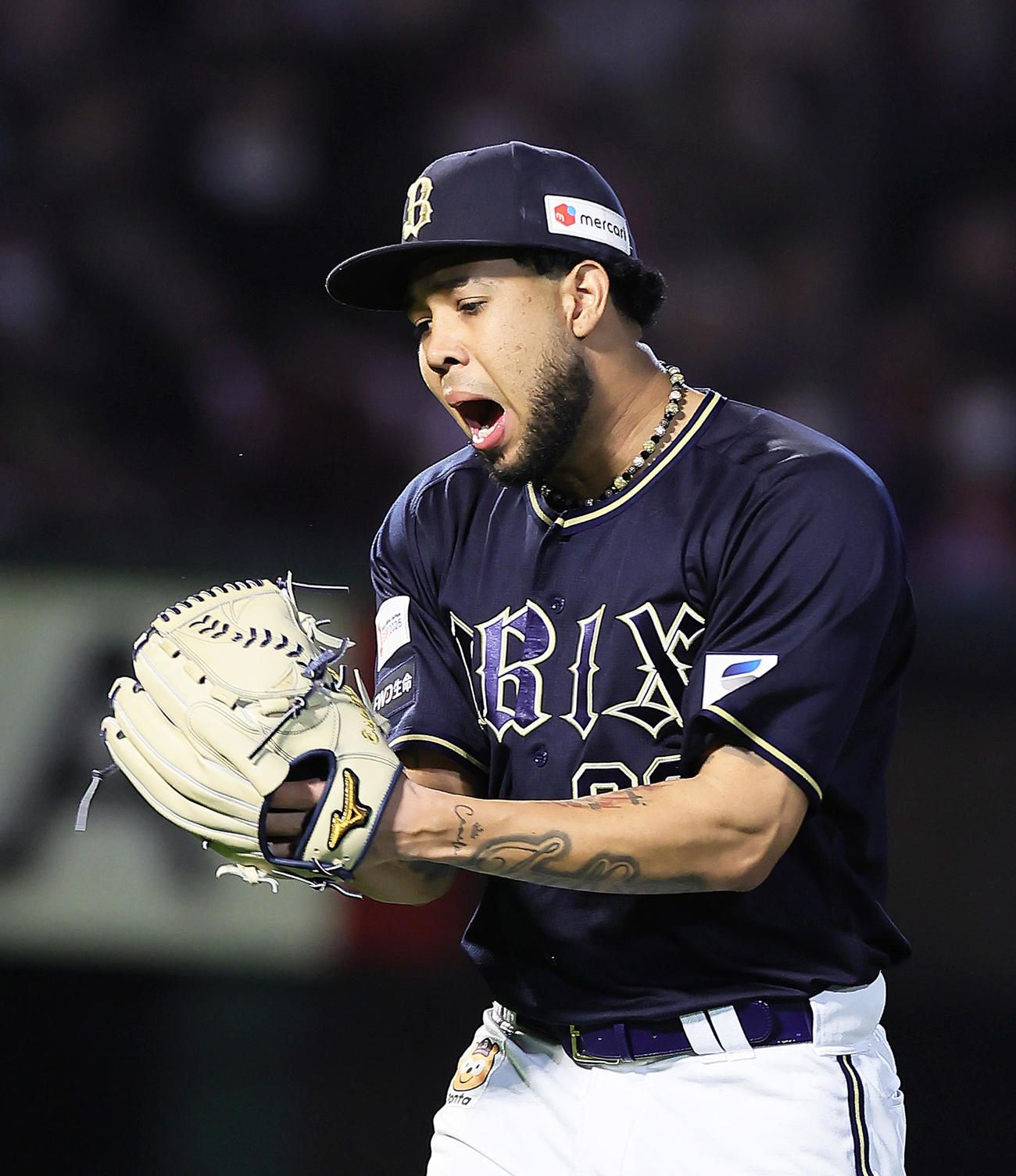 楽天対オリックス　7回裏楽天2死二塁、鈴木大を右飛に仕留めグラブをたたくエスピノーザ（撮影・足立雅史）
