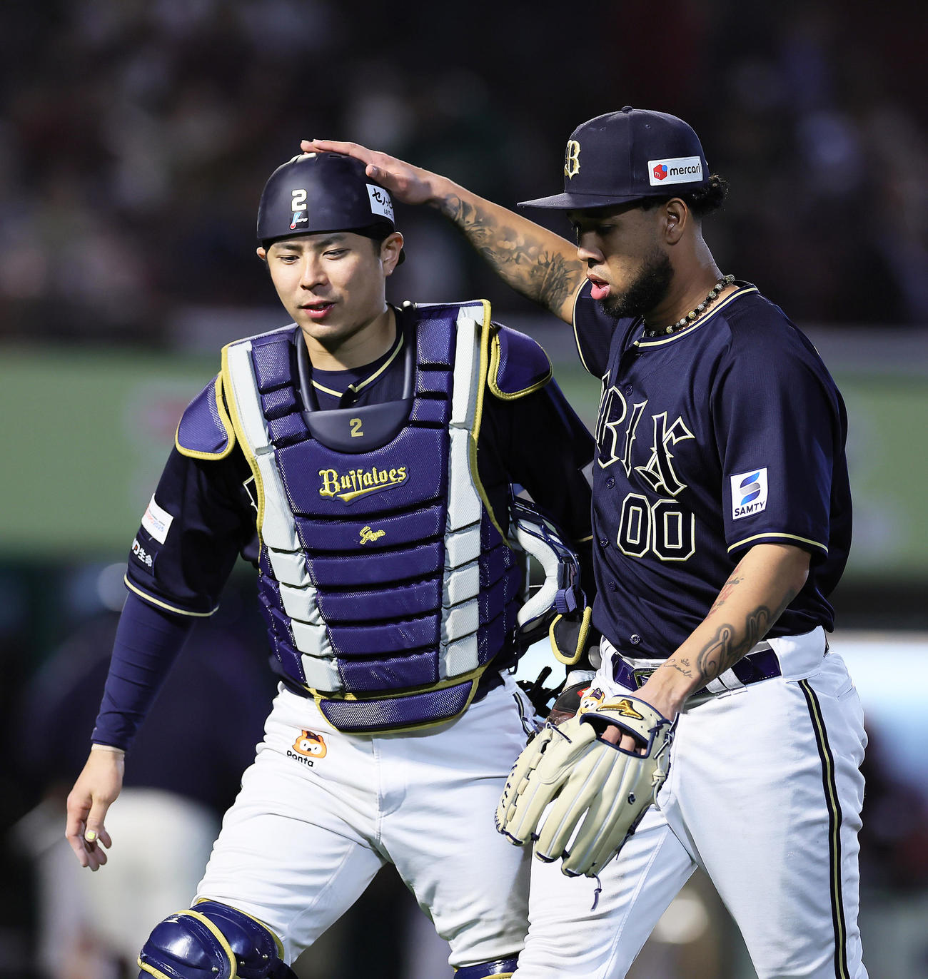 楽天対オリックス　7回無失点のオリックス・エスピノーザ（右）は若月の頭をたたきながらベンチに戻る（撮影・足立雅史）