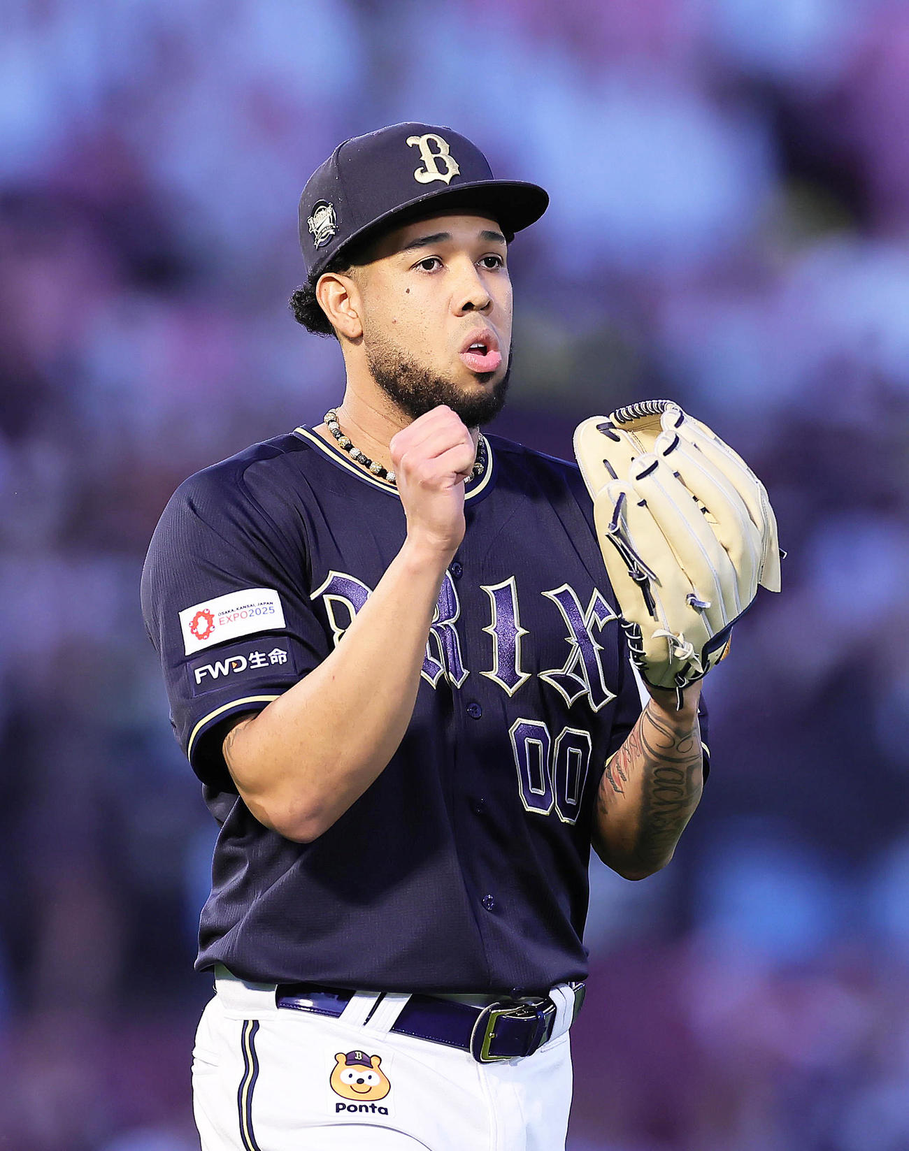 楽天対オリックス　1回裏楽天無死一塁、村林を二ゴロ併殺打に仕留めグラブをたたくエスピノーザ（撮影・足立雅史）