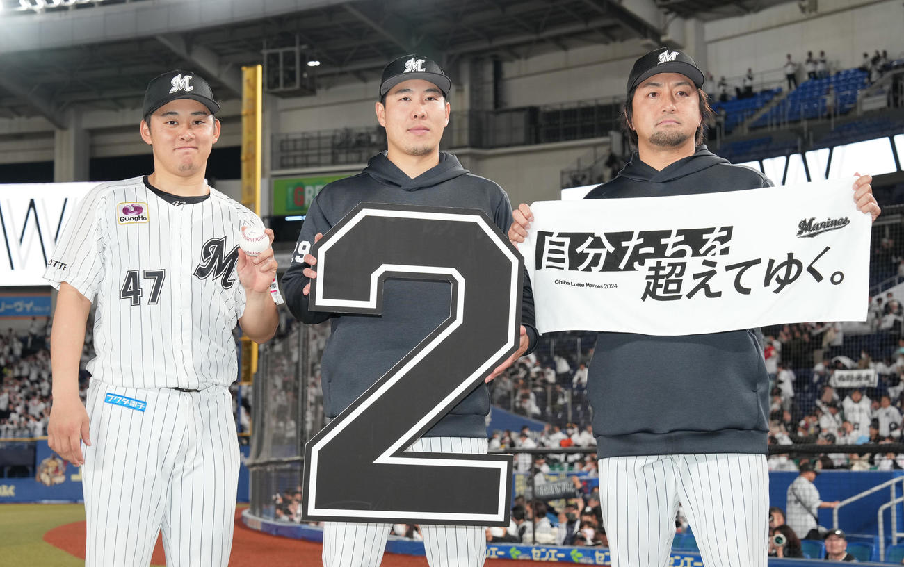 ロッテ対西武　ヒーローインタビュー後、写真に納まるロッテの、左から鈴木、西野、沢村（撮影・鈴木みどり）