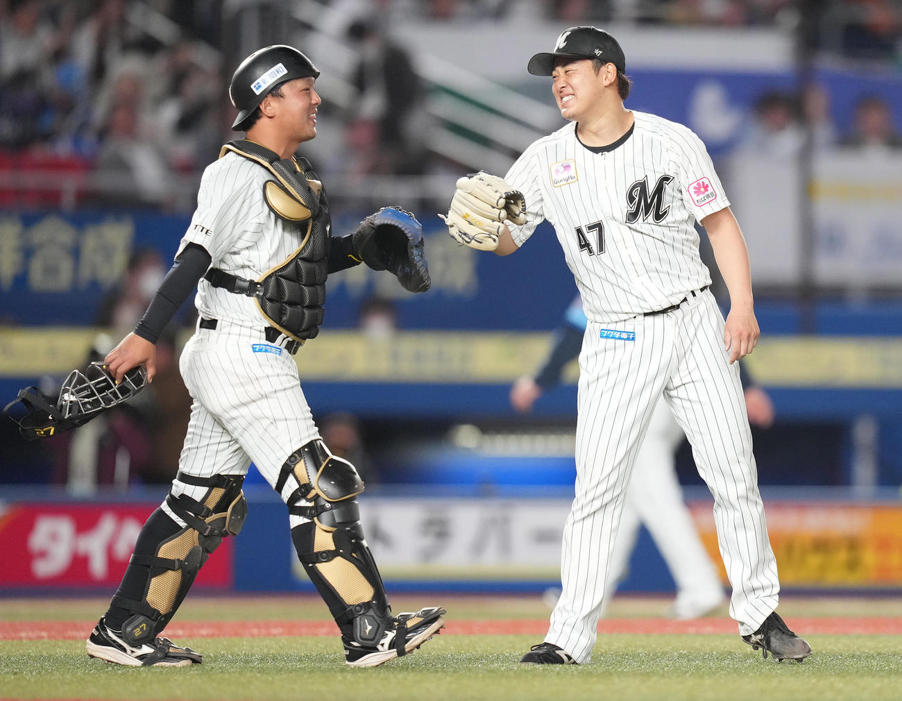 ロッテ対西武　プロ初セーブのロッテ鈴木（右）は田村と笑顔でタッチを交わす（撮影・鈴木みどり）
