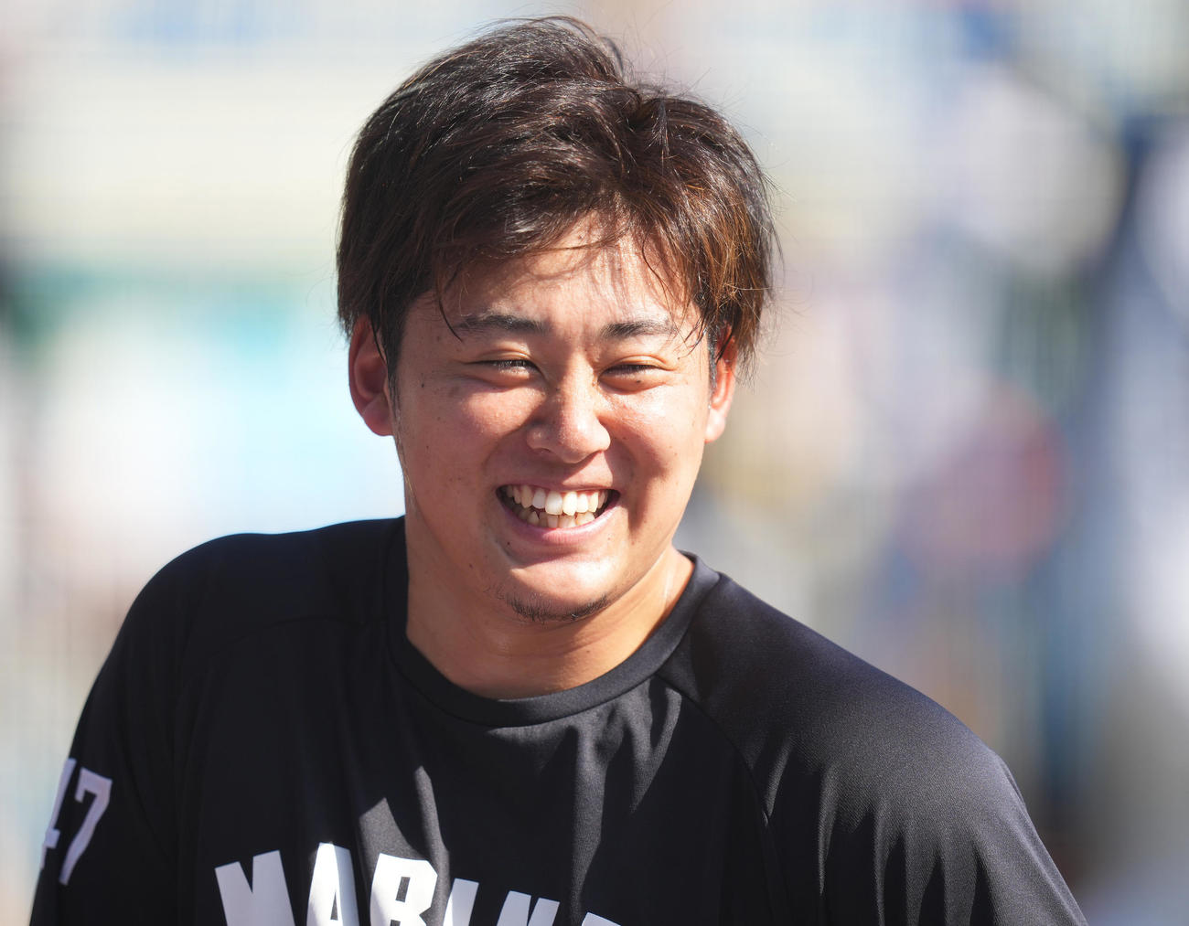 ロッテ対西武　試合前練習を終え笑顔のロッテ鈴木（撮影・鈴木みどり）