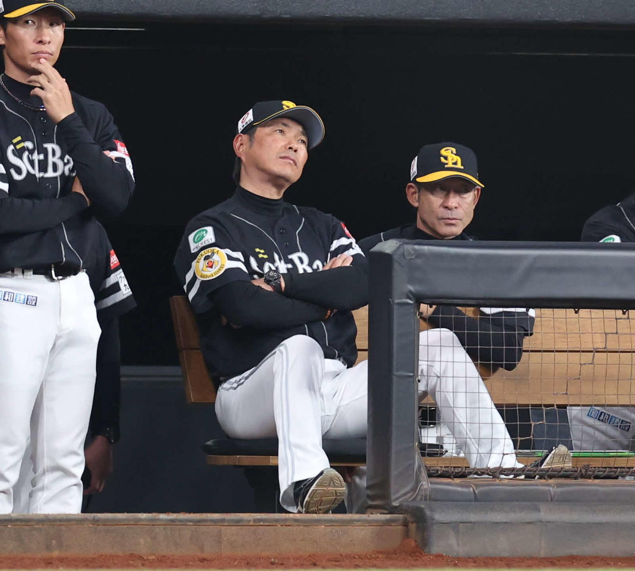 日本ハム対ソフトバンク　ベンチで渋い表情のソフトバンク小久保監督（中央）（撮影・黒川智章）