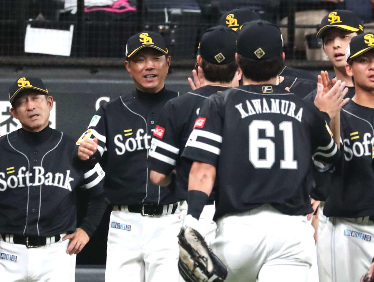 日本ハム対ソフトバンク　試合後、ナインを出迎える小久保監督（左から2人目）（撮影・黒川智章）