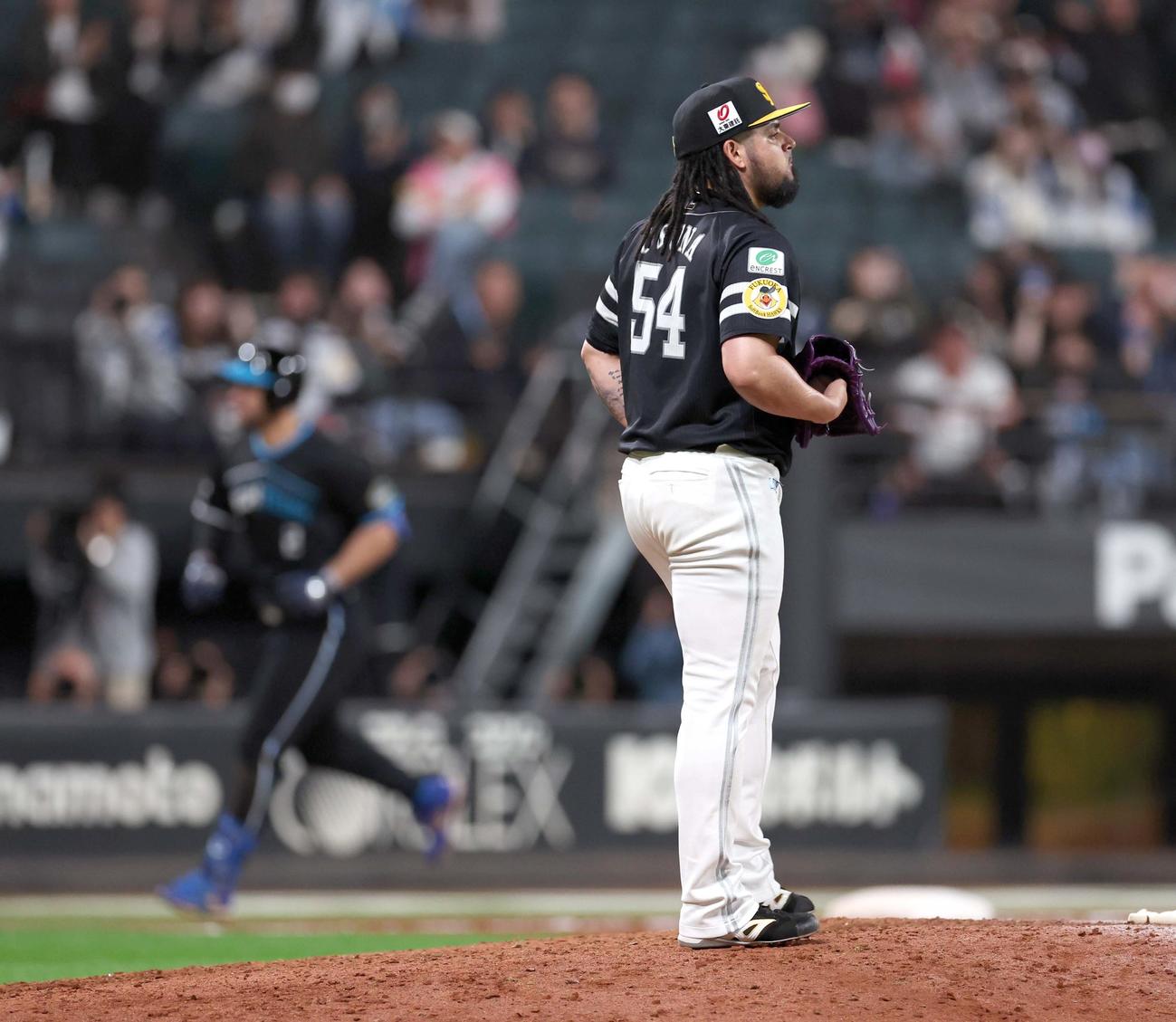 日本ハム対ソフトバンク　11回裏日本ハム2死一塁、マルティネスに左越え2点本塁打を浴びるオスナ（撮影・黒川智章）