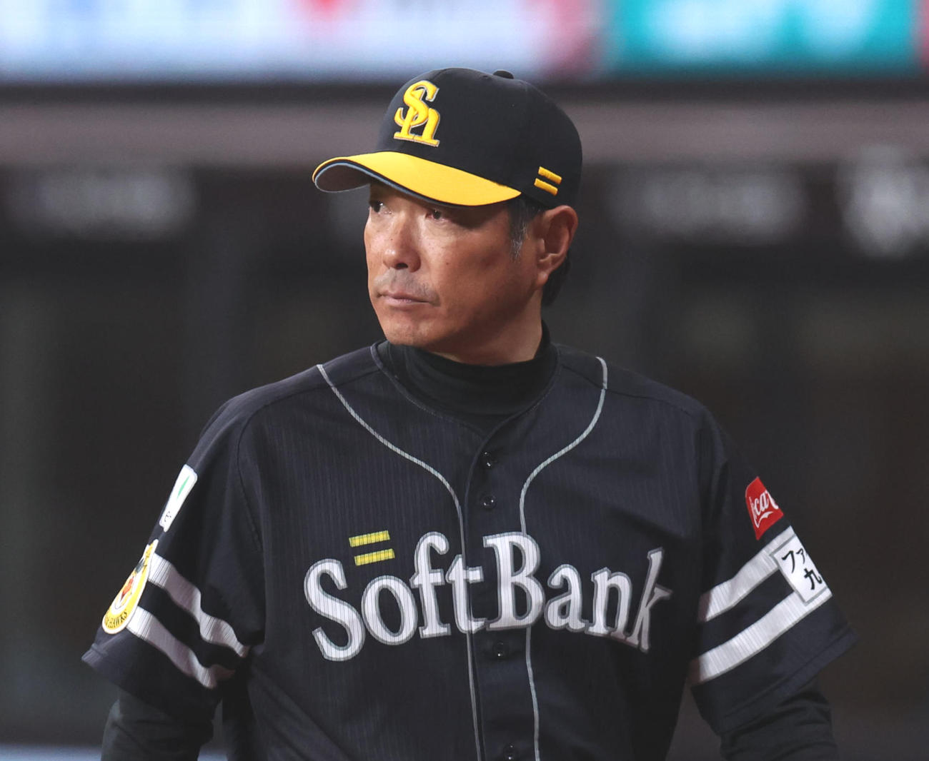 日本ハム対ソフトバンク　選手交代を告げるソフトバンク小久保監督（撮影・佐藤翔太）