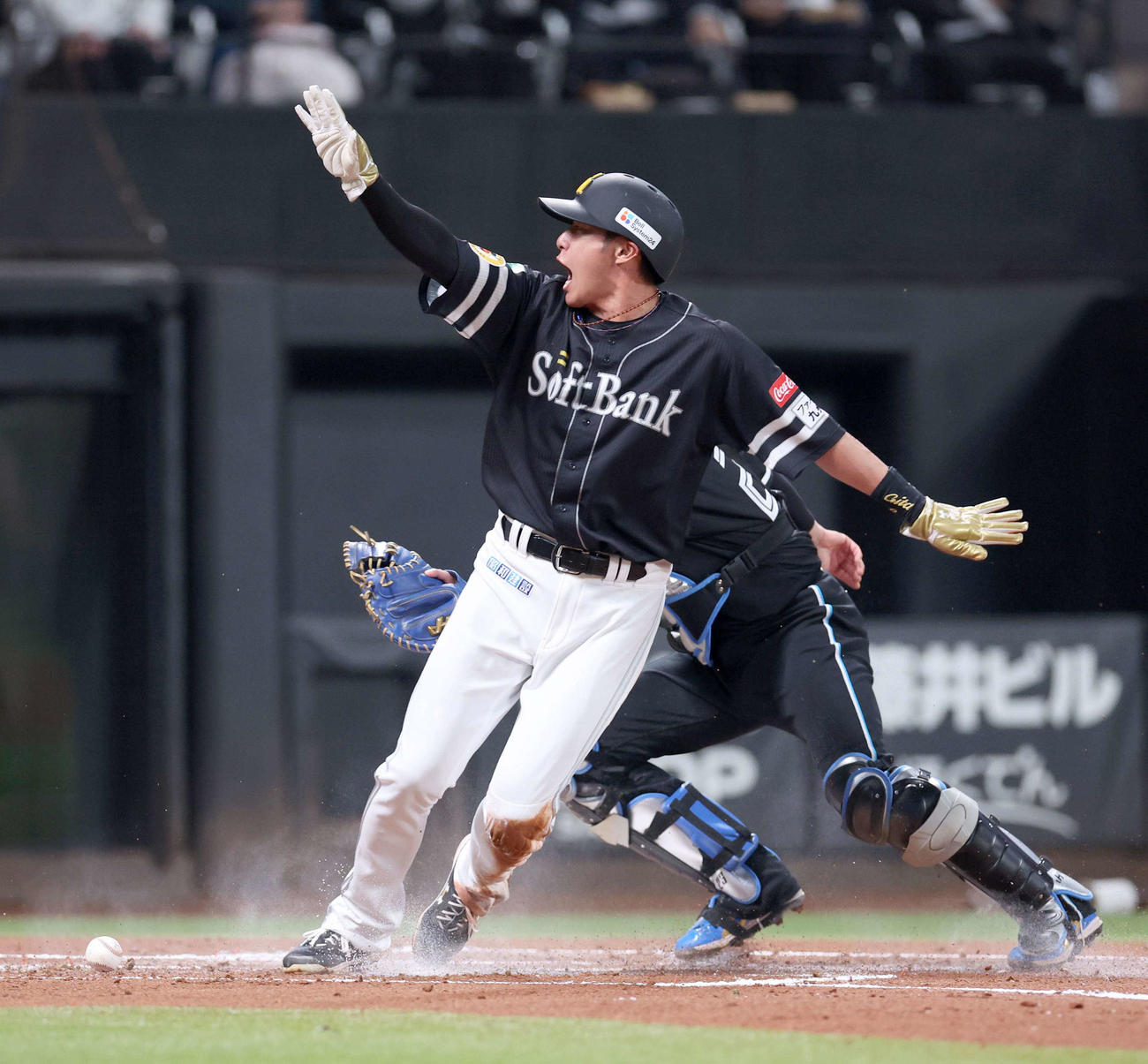 日本ハム対ソフトバンク　1回表ソフトバンク2死一、二塁、近藤の適時打で生還する二塁走者柳田（撮影・黒川智章）