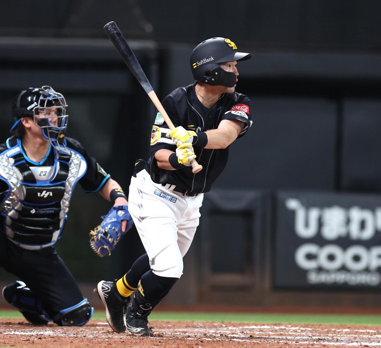 日本ハム対ソフトバンク　11回表ソフトバンク2死一、三塁、中前適時打を放つ中村晃（撮影・黒川智章）