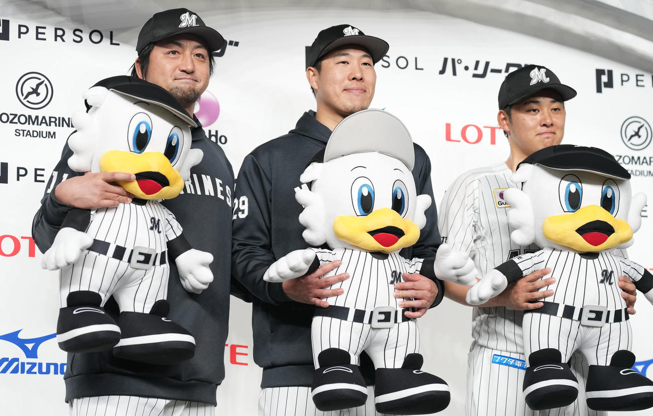 ロッテ対西武　ヒーローインタビュー後、写真に納まるロッテの、左から沢村、西野、鈴木（撮影・鈴木みどり）
