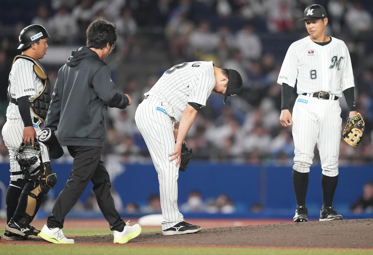 ロッテ対西武　8回表西武無死、佐藤龍の打球が当たり、痛がる西野（中央）（撮影・鈴木みどり）