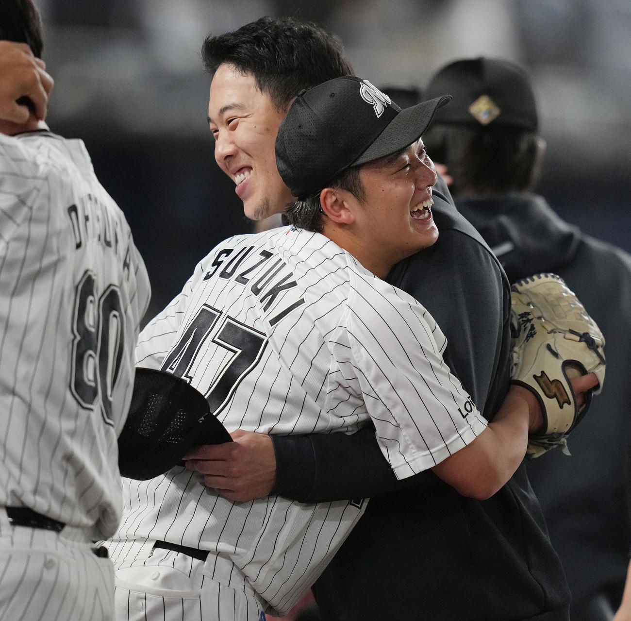 ロッテ対西武　勝利投手のロッテ西野（後方）とプロ初セーブの鈴木は笑顔でハグ（撮影・鈴木みどり）